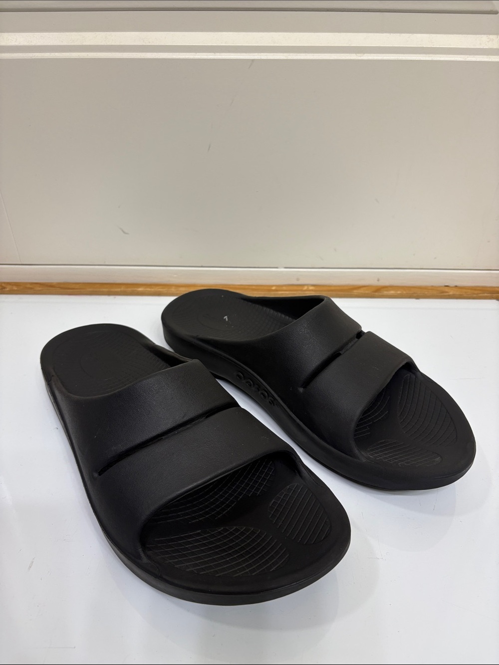 OOFOS Men's Black Double-Strap Slide Sandals‎